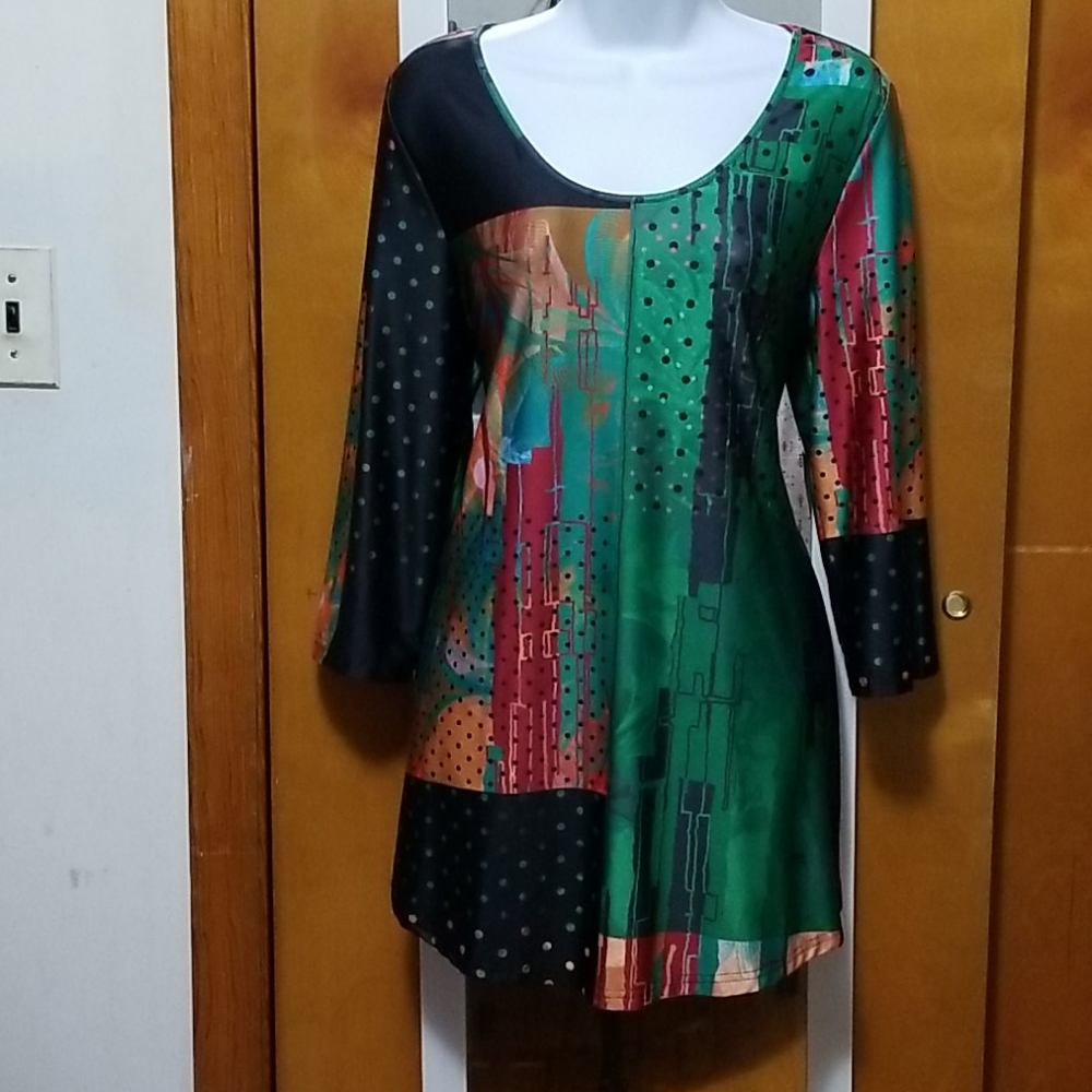 *NWOT*  Green abstract scoop neck swing tunic